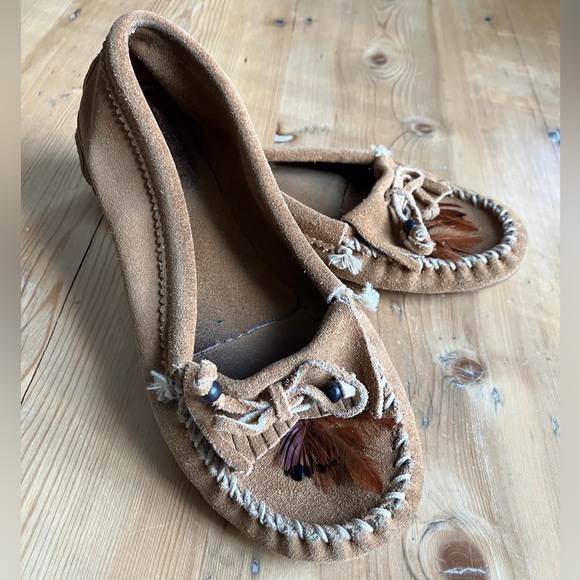 Minnetonka Leather Fringe with Feathers and Beads Women Size 10 - Picture 1 of 12